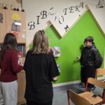 uczniowie wspólnie wykonują zadania