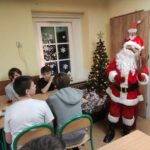 Święty Mikołaj rozmawia z uczniami.