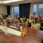 Uczennice siedzące przy stole na poczęstunku podczas wizyty u Prezydenta Miasta Jastrzębie-Zdrój.