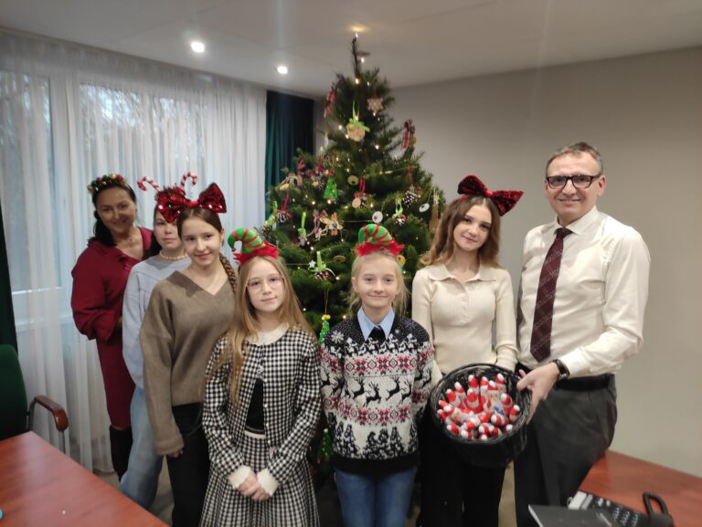 Uczennice oraz pani dyrektor szkoły wraz z Prezydentem Miasta przy świątecznej choince.