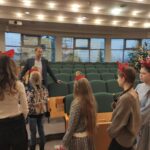 Sekretarz miasta z uczennicami w sali obrad Urzędu Miasta Jastrzębie-Zdrój.