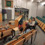 Uczennice siedzą w sali obrad Urzędu Miasta Jastrzębie-Zdrój.