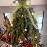 choinka wykonana przez uczniów z prawdziwych gałązek
