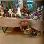 dekoracje bożonarodzeniowe stojące na wystawie przygotowanej przez nauczycieli