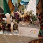 prace uczniów stojące przy skrzynce z fundacji razem do sprawności