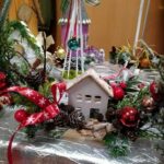 dekoracja bożonarodzeniowa z białym gipsowym domkiem