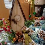 dekoracja bożonarodzeniowa z drewnianym wysokim domkiem