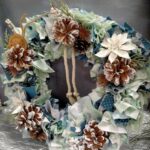 wianek bożonarodzeniowy z pięcioma dużymi szyszkami