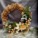 wianek bożonarodzeniowy z białym kwiatem