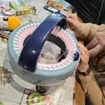 Młynek dziewiarski obsługiwany przez pensjonariuszkę domu pomocy społecznej