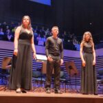 troje ubranych na czarno artystów występuje na scenie