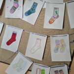 Zdjęcie przedstawia prace konkursowe z projektem skarpety.