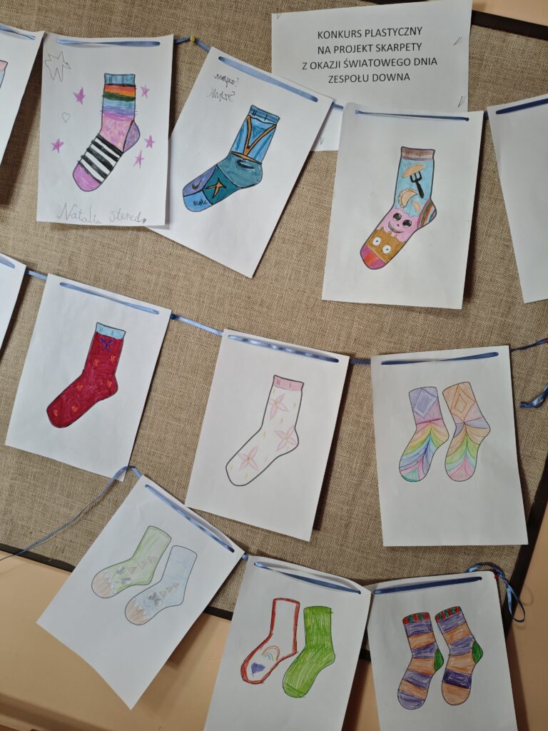 Zdjęcie przedstawia prace konkursowe z projektem skarpety.