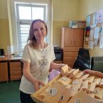 kobieta odbiera od uczennic prezent