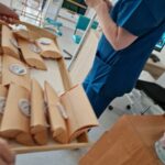 pudełka z prezentami wyłożone na tecy