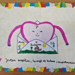 zdjęcie przedstawia pracę plastyczną z różowym sercem wychodzącym z koperty