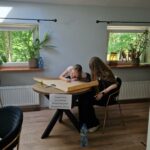 uczennice wypełniają kartkę z odpowiedziami
