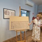 nauczycielka przedstawia tablicę z wynikami