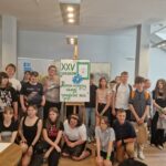 wszyscy uczestnicy konkursu pozują do grupowego zdjęcia