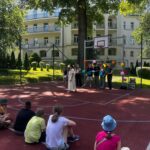 Pani dyrektor przemawia do uczniów zebranych na boisku szkolnym