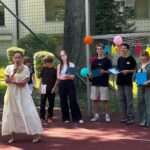 Pani dyrektor przemawia do zebranych uczniów