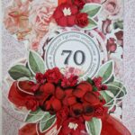 kartka z czerwonymi kwiatami z okazji 70 urodzin