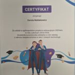 Zdjęcie przedstawia certyfikat uczestnictwa w projekcie OSEhero dla nauczycielki