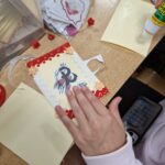 uczennica wykonuje kartkę dla powstańca
