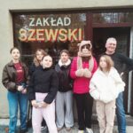 Zdjęcie przedstawia uczniów podczas wizyty w Zakładzie Szewskim Edward Wita.