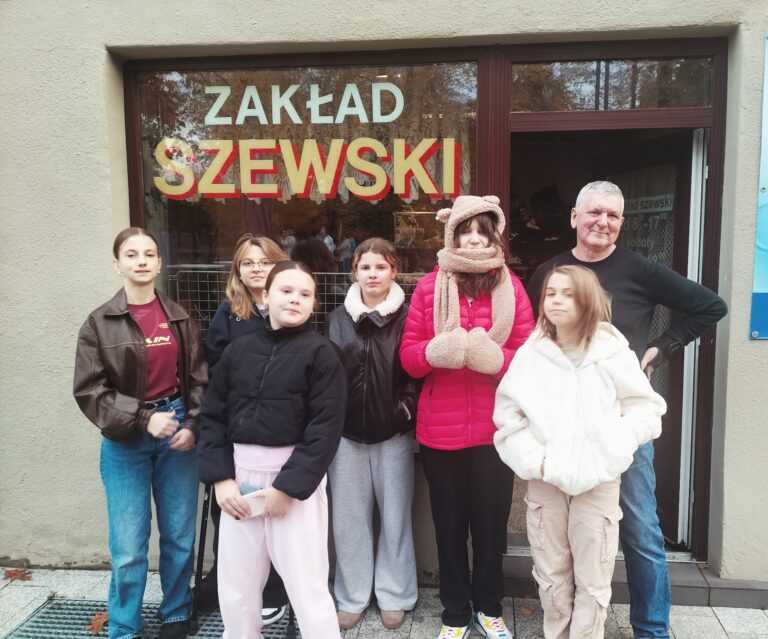 Zdjęcie przedstawia uczniów podczas wizyty w Zakładzie Szewskim Edward Wita.