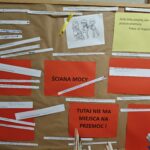 Karteczki z napisem „Przemocy mówię STOP, ponieważ…” przypięte do tablicy korkowej.